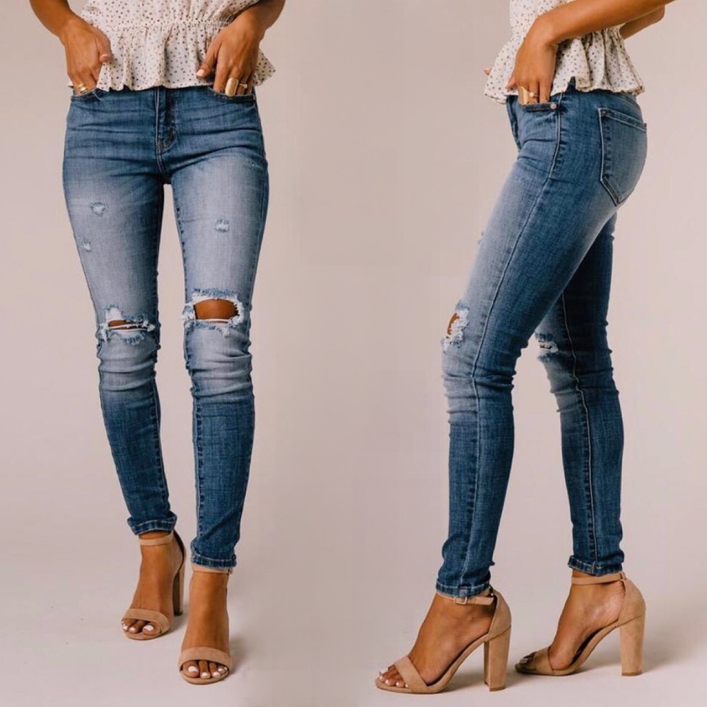 ❌SOLD❌ distressed KanCan skinnies